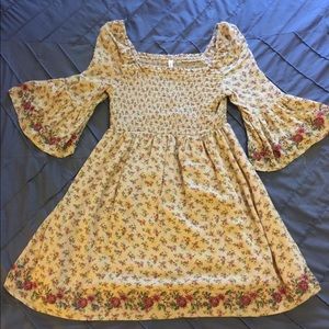 Small mini dress with bell like half sleeves